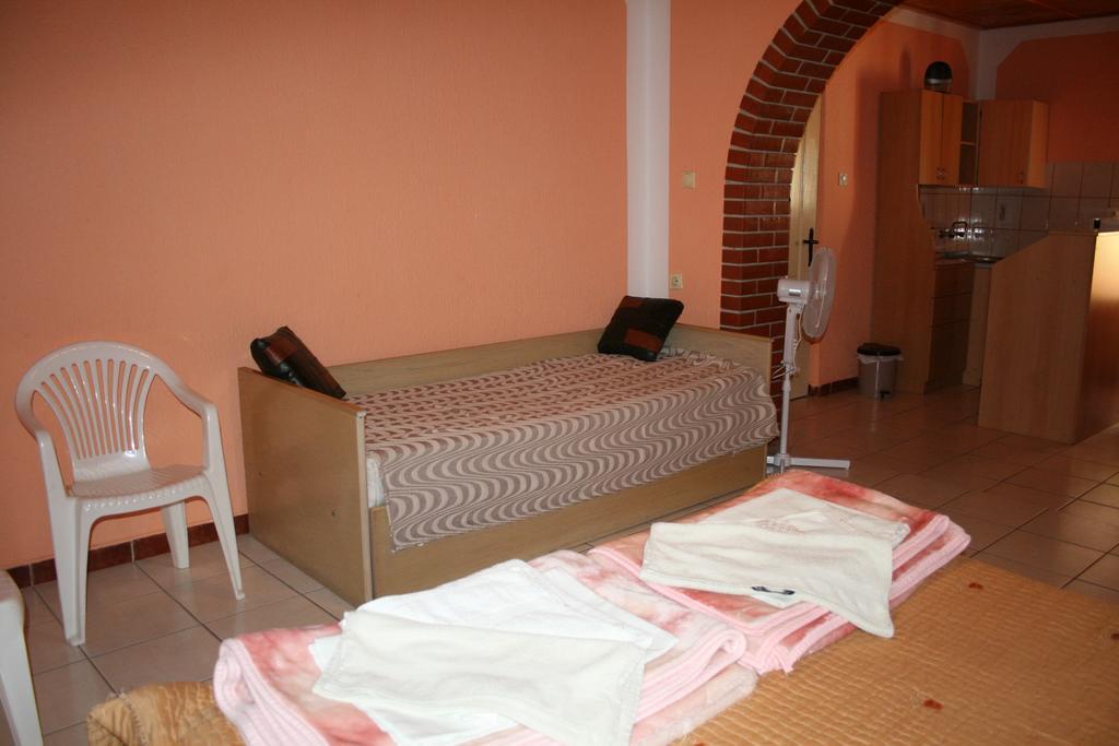 Sobe Rooms Szobák Zimmer KIS Palić Buitenkant foto