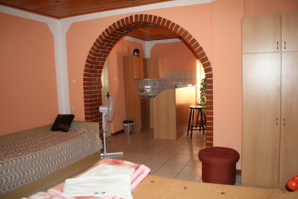 Sobe Rooms Szobák Zimmer KIS Palić Buitenkant foto