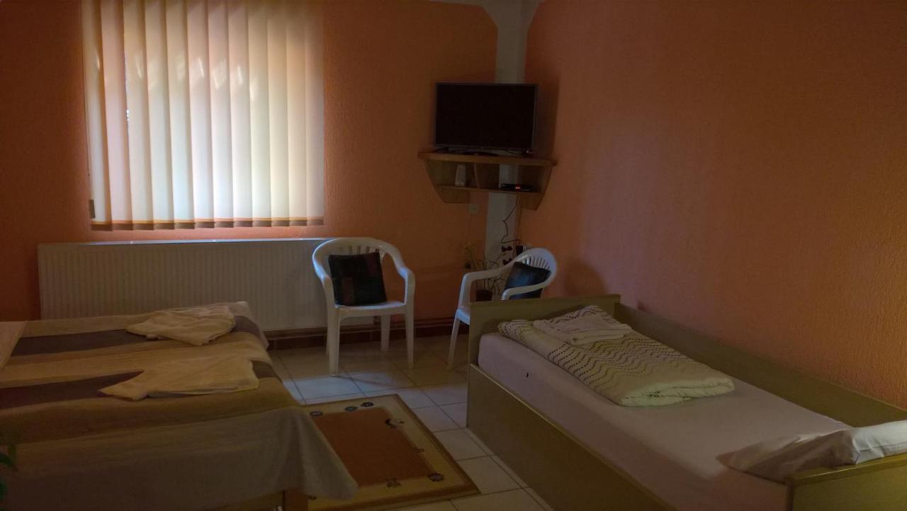 Sobe Rooms Szobák Zimmer KIS Palić Buitenkant foto